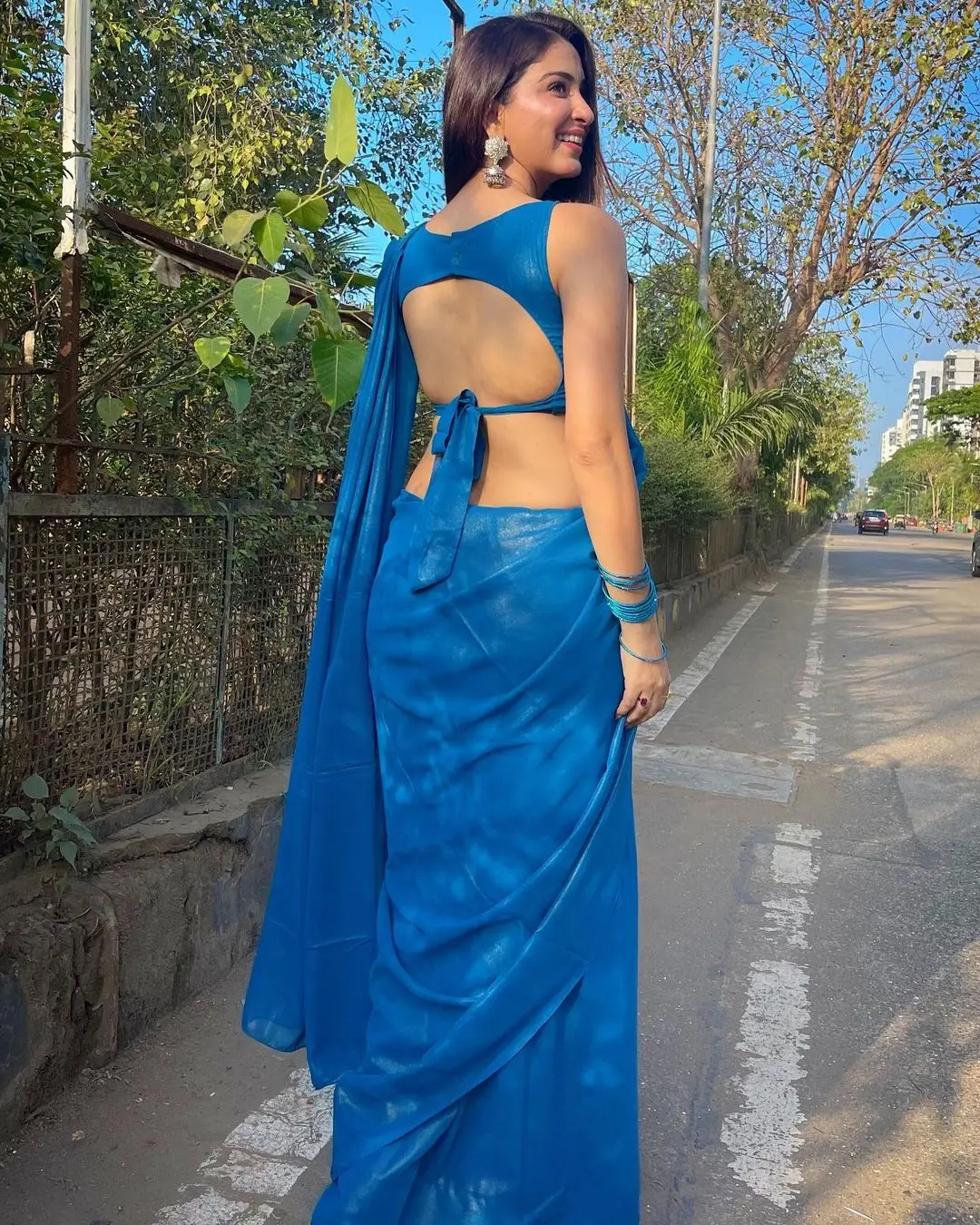 INDIAN ACTRESS ESHANYA MAHESHWARI IN BLUE SAREE SLEEVELESS BLOUSE 5